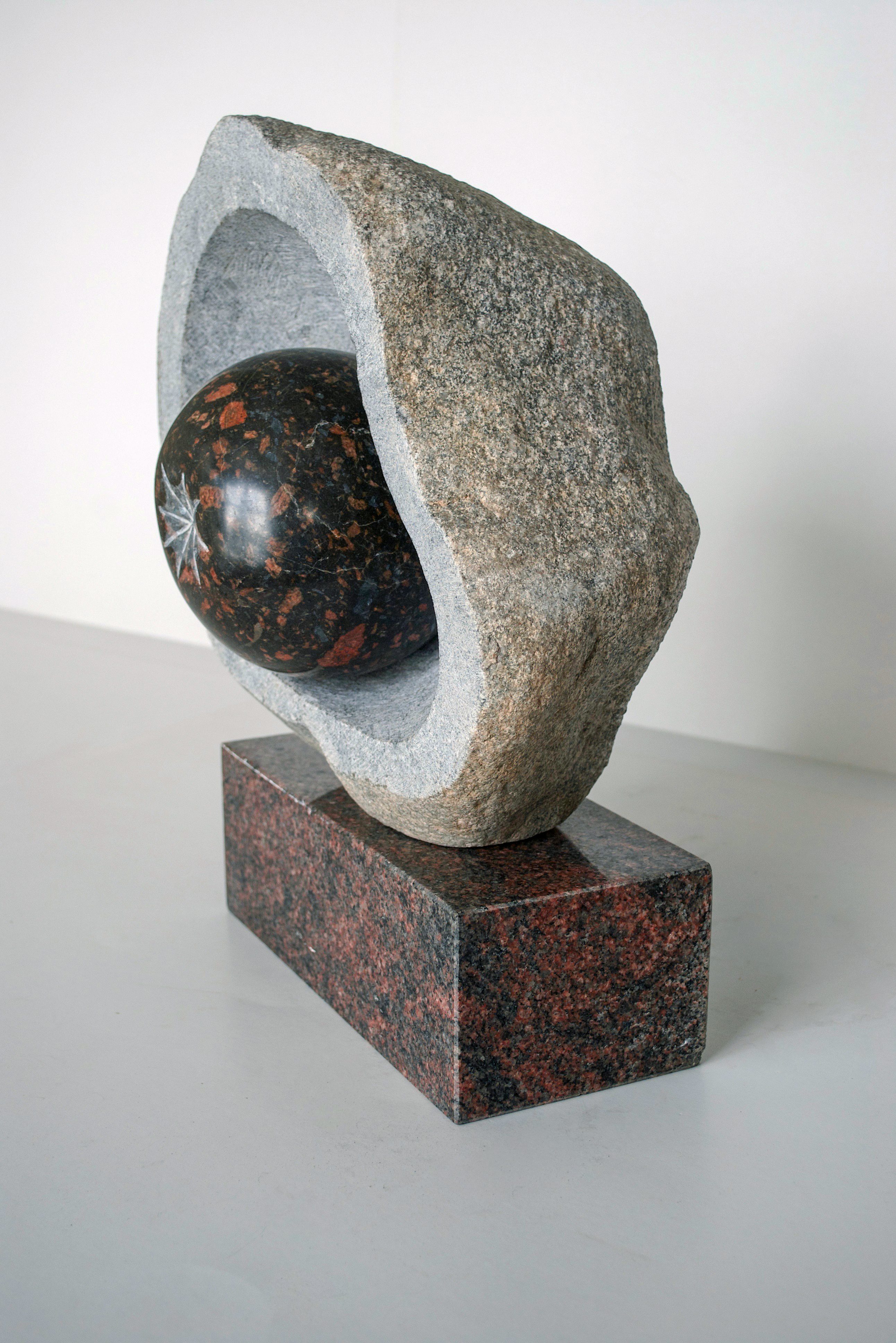 skulptūra iš šviesaus akmens ir dviejų tamsaus akmens detalių (priekis)/ sculpture made of one piece light stone and two pieces dark stone (front)
