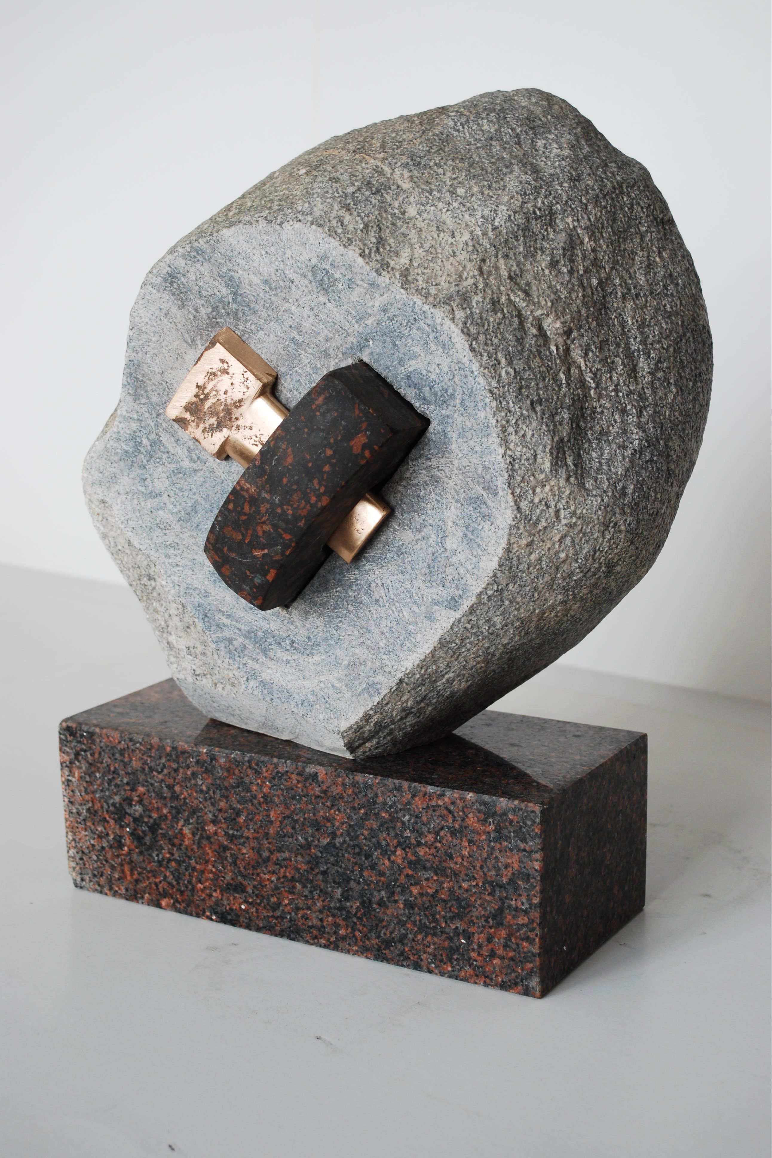 skulptūra iš šviesaus akmens ir dviejų tamsaus akmens detalių (galas)/ sculpture made of one piece light stone and two pieces dark stone (back)